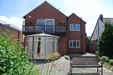 4 bedroom semi-detached house to rent, Cheltenham Road, Gloucester