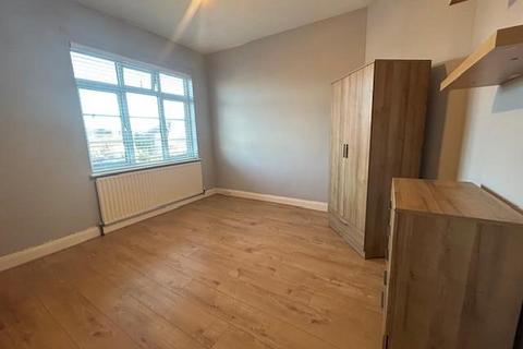 3 bedroom flat to rent, Murray Avenue,  Hounslow,  TW3