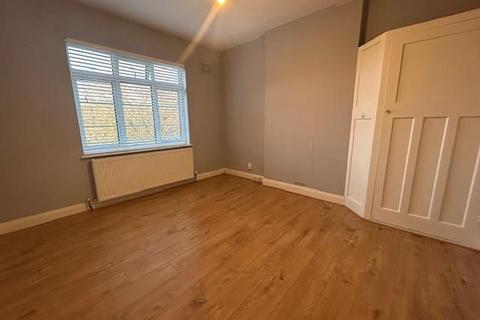 3 bedroom flat to rent, Murray Avenue,  Hounslow,  TW3