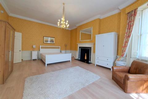 3 bedroom apartment to rent, George Street, Edinburgh, Midlothian