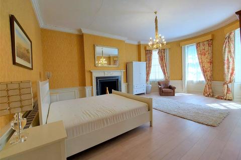 3 bedroom apartment to rent, George Street, Edinburgh, Midlothian