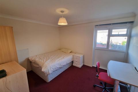 3 bedroom apartment to rent, Nethersole Close, Canterbury