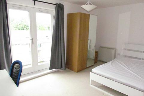 3 bedroom apartment to rent, St Andrews Close, Canterbury