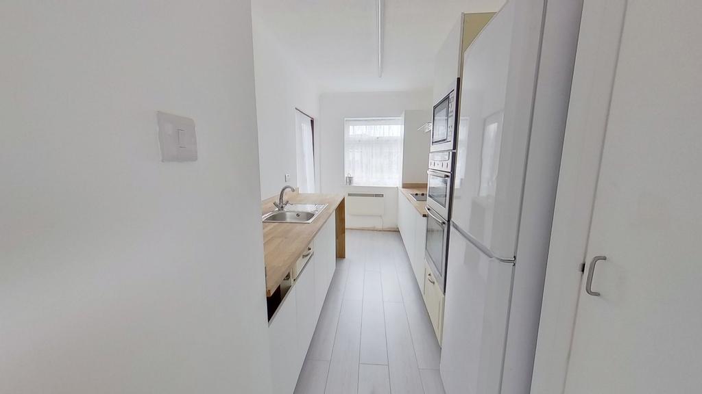 St Nicholas Court, Lancing, West Sussex, BN15 2 bed apartment £200,000