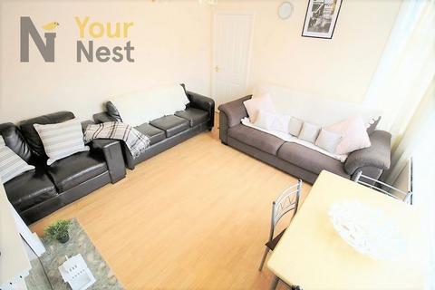 4 bedroom terraced house to rent, Estcourt Terrace, Headingley,Leeds, LS6 3EY