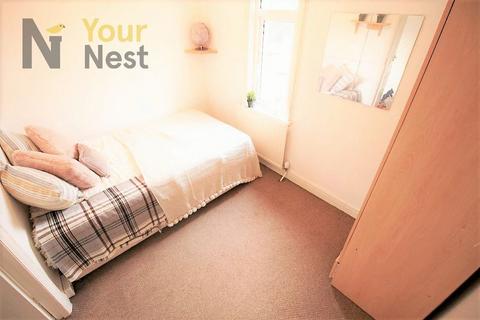4 bedroom terraced house to rent, Estcourt Terrace, Headingley,Leeds, LS6 3EY
