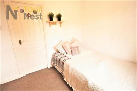 4 bedroom terraced house to rent, Estcourt Terrace, Headingley,Leeds, LS6 3EY
