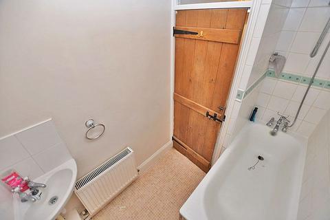 2 bedroom end of terrace house to rent, West Street, Harrietsham