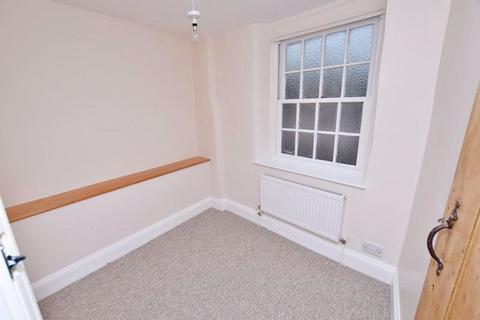 2 bedroom end of terrace house to rent, West Street, Harrietsham