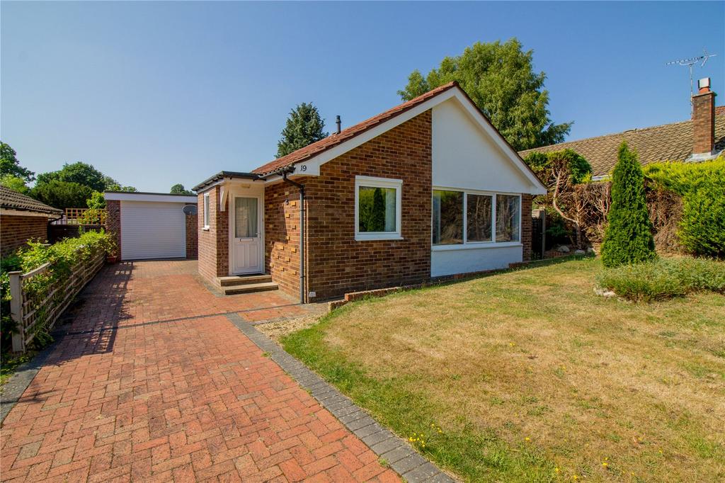 Hilland Rise, Headley, Bordon, Hampshire, GU35 2 bed bungalow £1,395
