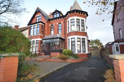 2 bedroom flat to rent, Stanley Road, Lytham