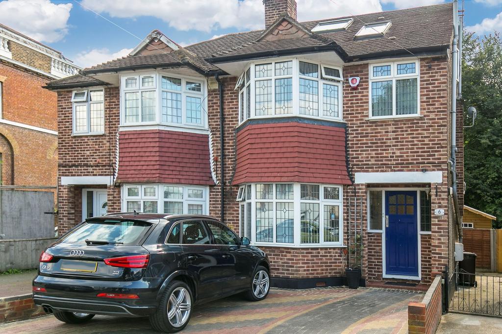 Riverside Drive, Mitcham, CR4 5 bed house £500,000