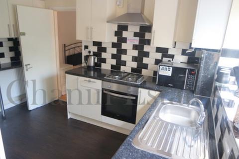 4 bedroom terraced house to rent, Manor Road, Stratford E15