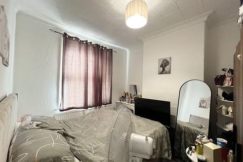 2 bedroom terraced house to rent, Keswick Grove, Salford