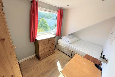 3 bedroom flat to rent, University Road, Old Aberdeen, Aberdeen, AB24