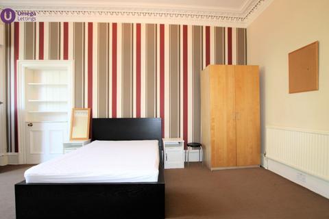 4 bedroom flat to rent, Warrender Park Crescent, Marchmont, Edinburgh, EH9