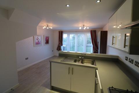 3 bedroom end of terrace house to rent, Brompton Park, Kingswood