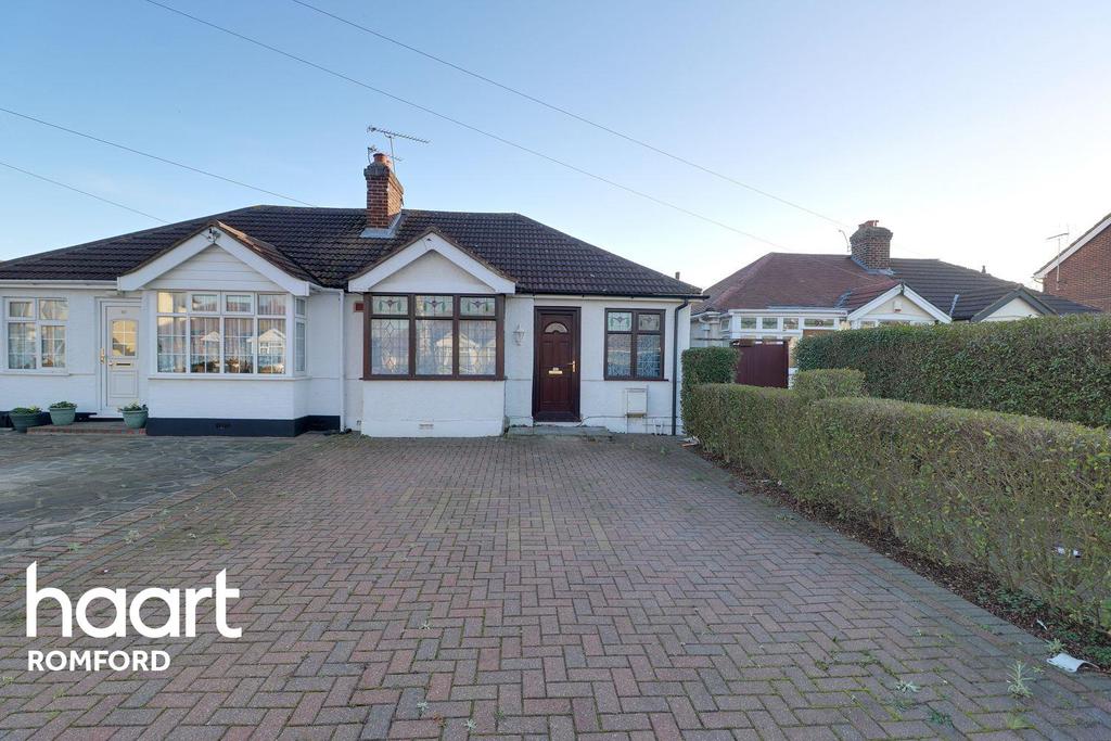 Jubilee Avenue, Romford, RM7 2 bed bungalow £300,000