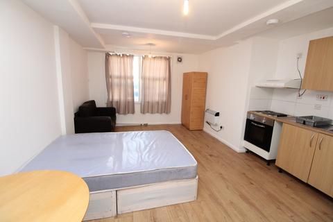 Studio to rent, Croydon Road, Penge, SE20