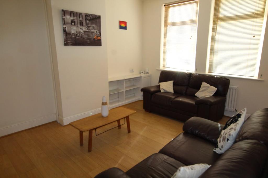 Monarch Road, Northampton 3 bed terraced house £498 pcm (£115 pw)