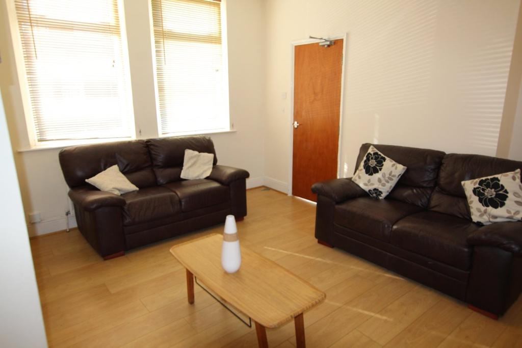 Monarch Road, Northampton 3 bed terraced house £498 pcm (£115 pw)