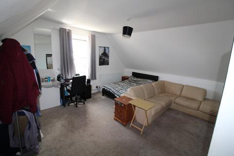 3 bedroom maisonette to rent, Manston Road