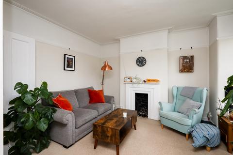 2 bedroom apartment to rent, Godstone Road, St Margarets