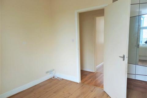 2 bedroom maisonette to rent, High Street, En3