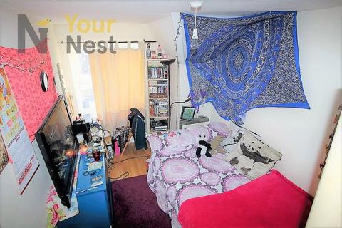 6 bedroom apartment to rent, Flat 7, Cardigan road, Hyde Park