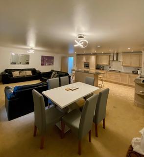 2 bedroom flat to rent, Merlewood Close, Town Centre