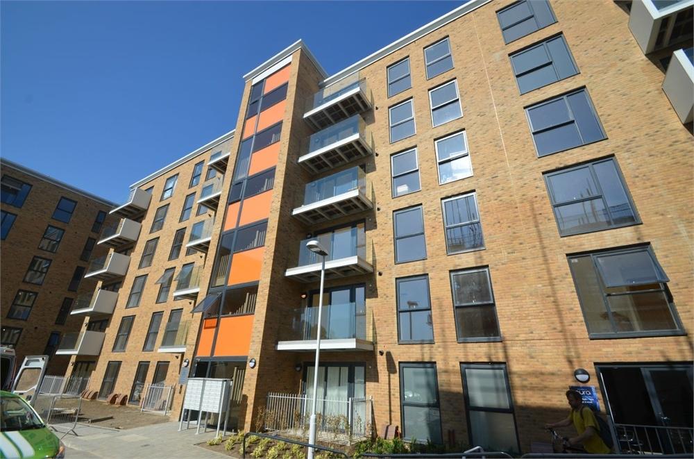 Aquarius Court, Zodiac Close, Edgware 2 bed flat £1,348 pcm (£311 pw)