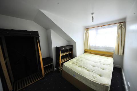 2 bedroom terraced house to rent, Kelsall Grove, Hyde Park, Leeds