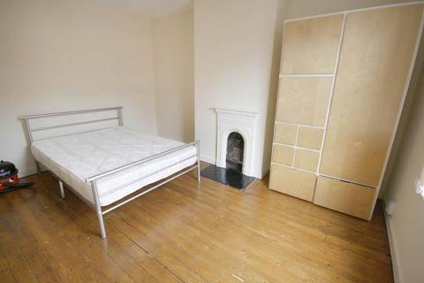 2 bedroom terraced house to rent, Harold View, Hyde Park, Leeds LS6 1PP