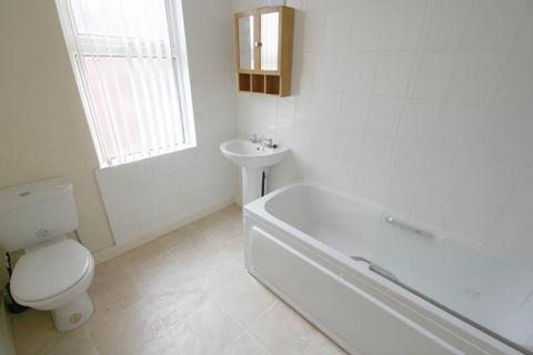 2 bedroom terraced house to rent, Harold View, Hyde Park, Leeds LS6 1PP