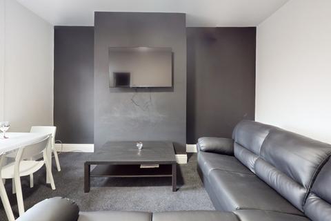 3 bedroom terraced house to rent, Royal Park Grove, Hyde Park, Leeds LS6 1HQ