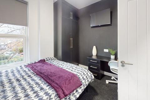 3 bedroom terraced house to rent, Royal Park Grove, Hyde Park, Leeds LS6 1HQ