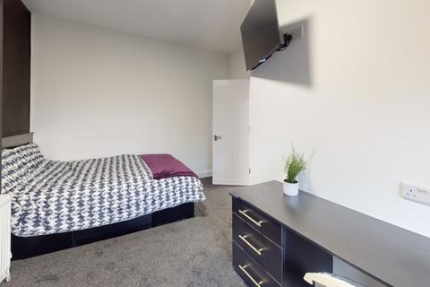 3 bedroom terraced house to rent, Royal Park Grove, Hyde Park, Leeds LS6 1HQ