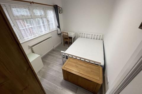 1 bedroom in a house share to rent, The Greenway, Uxbridge, UB8