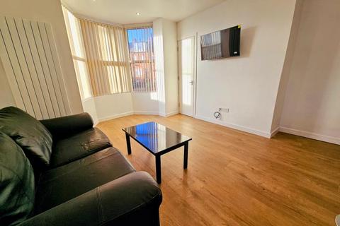 3 bedroom terraced house to rent, Beechwood Row, Burley, Leeds LS4 2LY