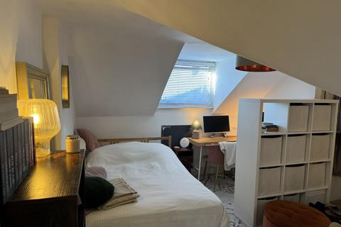 undefined, Wandsworth Bridge Road, London