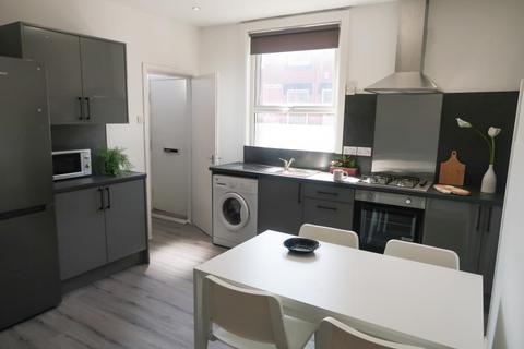 4 bedroom terraced house to rent, Harold View, Hyde Park, Leeds LS6 1PP