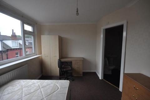 4 bedroom terraced house to rent, 5 Ashville Avenue, Hyde Park, Leeds LS6 1LX