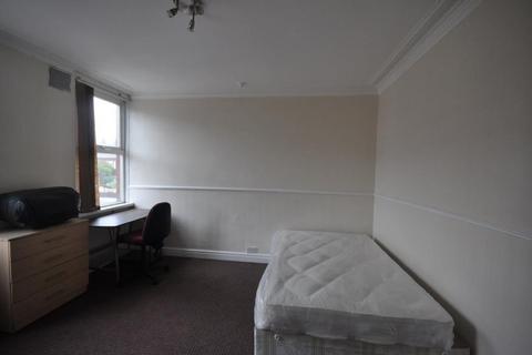 4 bedroom terraced house to rent, 5 Ashville Avenue, Hyde Park, Leeds LS6 1LX