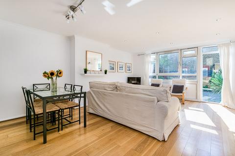 3 bedroom flat to rent, Parkgate Road, SW11