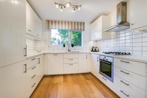 3 bedroom flat to rent, Parkgate Road, SW11