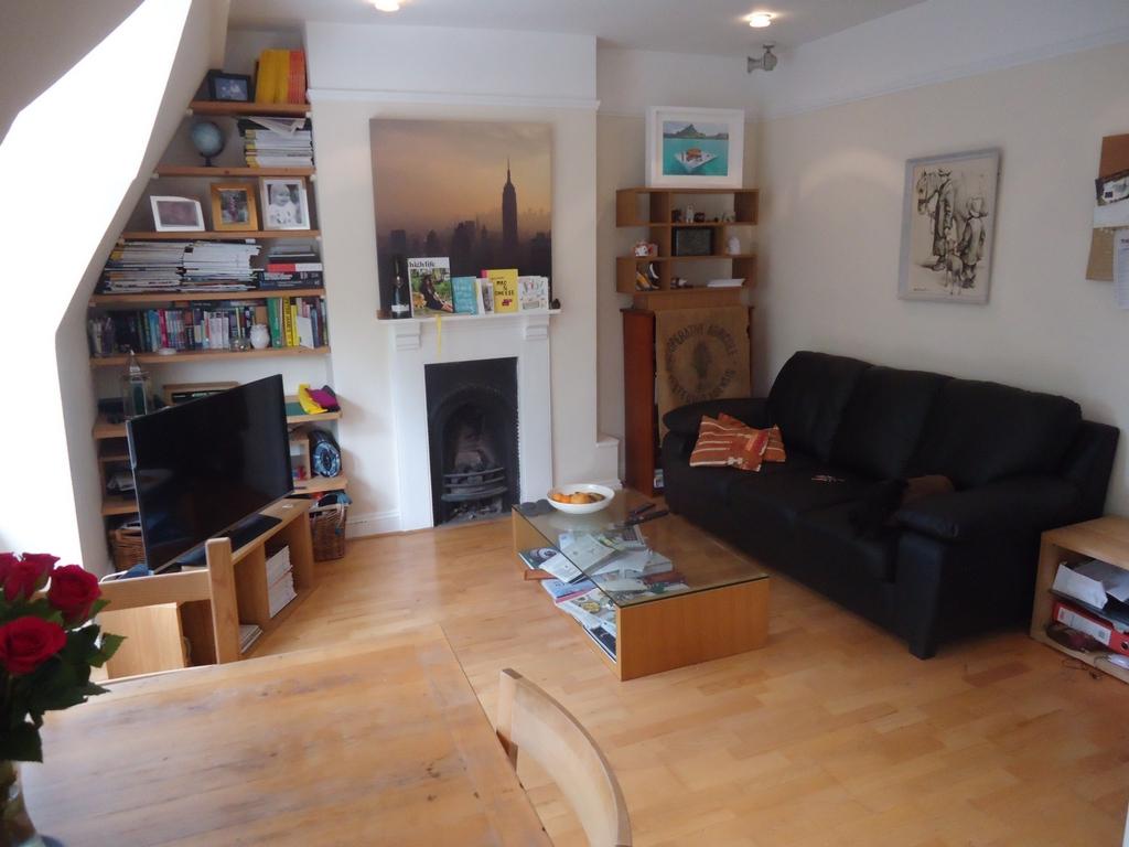 Apartment in Archway - View 2