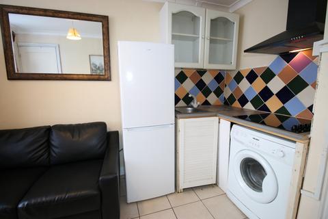 Studio to rent, Southville Road, FELTHAM, Middlesex, TW14