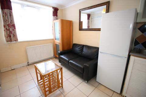 Studio to rent, Southville Road, FELTHAM, Middlesex, TW14