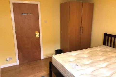 1 bedroom in a flat share to rent, 14 Woods Row, Carmarthen, Carmarthenshire. SA31 1BX