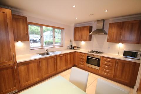 2 bedroom apartment to rent, Woodcote Valley Road , Purley